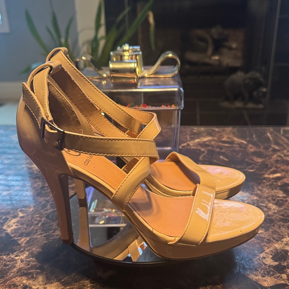 Daisy Fuentes Caite Nude Strappy Platform Heels - Women’s Size 7.5M